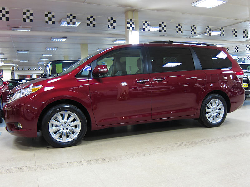 toyota-sienna-yimg_2830.jpg